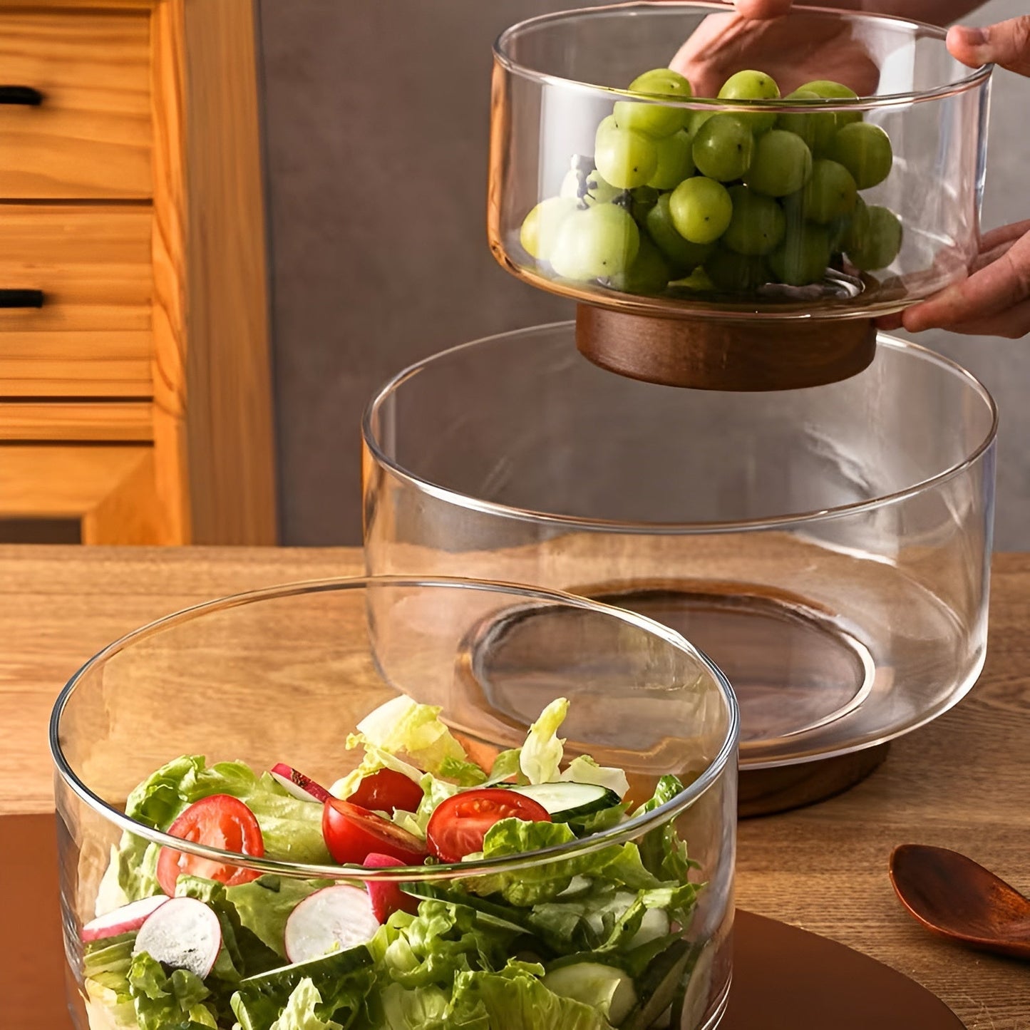 Glas-Schale mit Holzsockel – Elegant und dekorativ | Perfekt für Obst, Snacks und Salate in der Küche