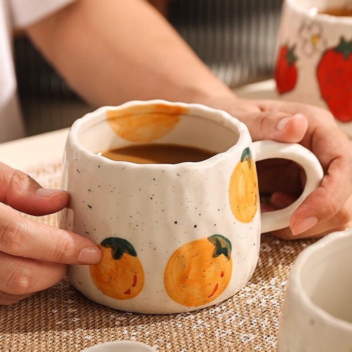 Keramiktasse mit verspieltem Obstdesign | Brehn