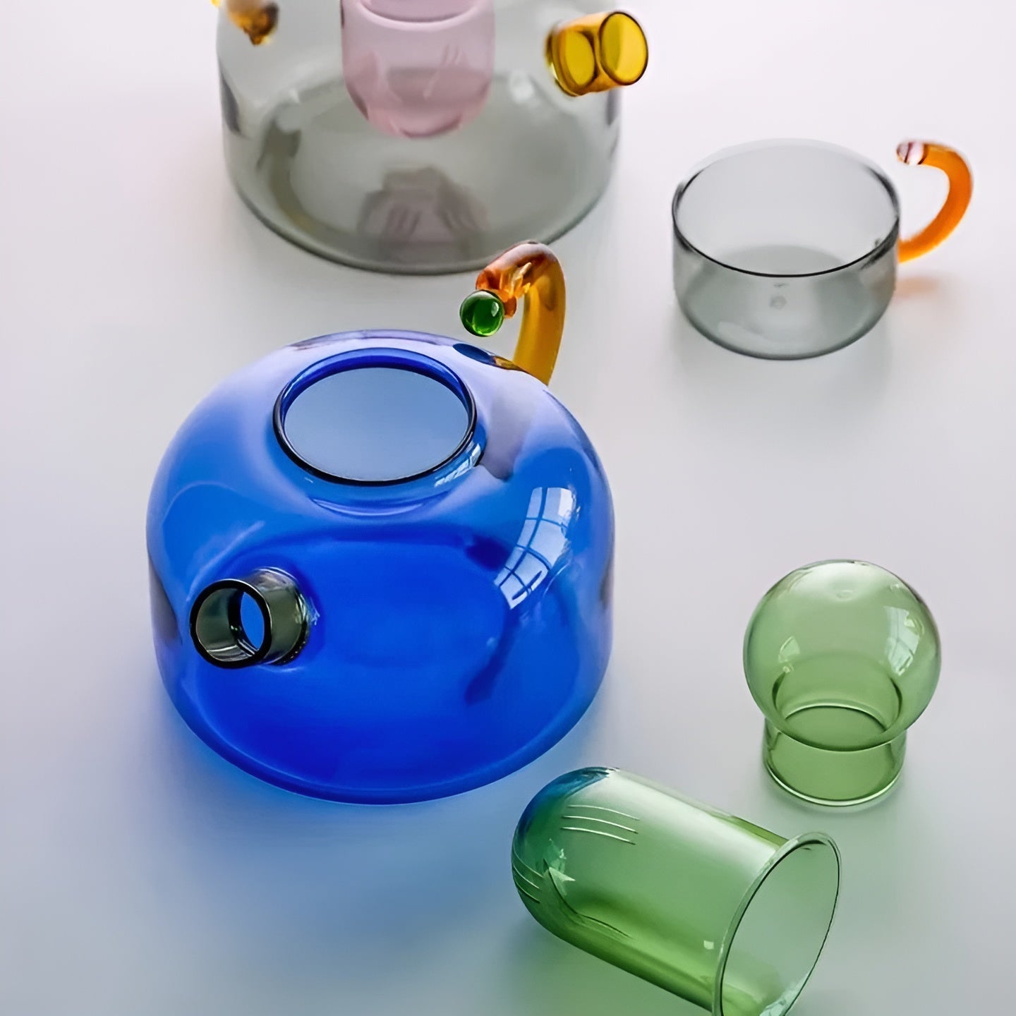 Transparentes Motiv und Kopien – Stilvolles Set in kontrastierenden Farben