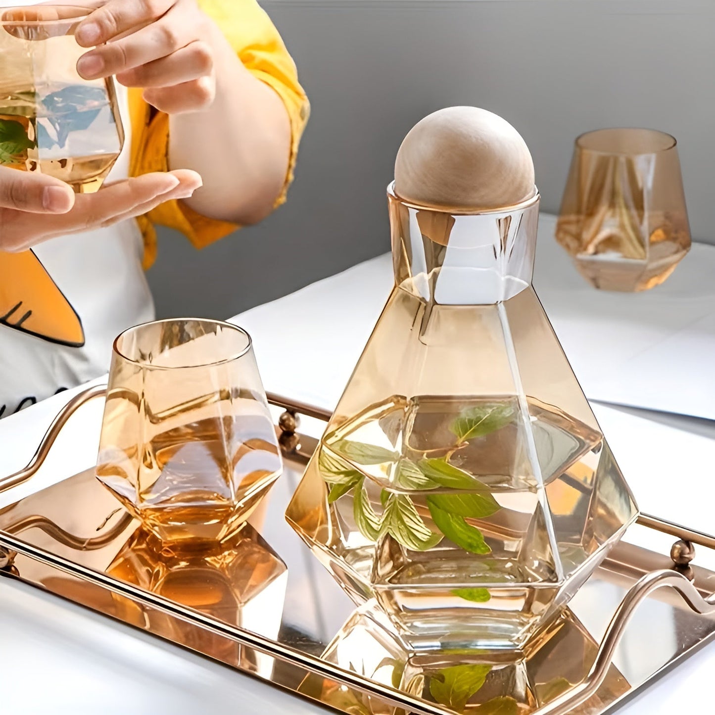Diamantglas-Karaffe-Set mit 4 Glasuren – modern und dekorativ | 5-teiliges Set mit Deckeln für Wasser, Saft und Wasser