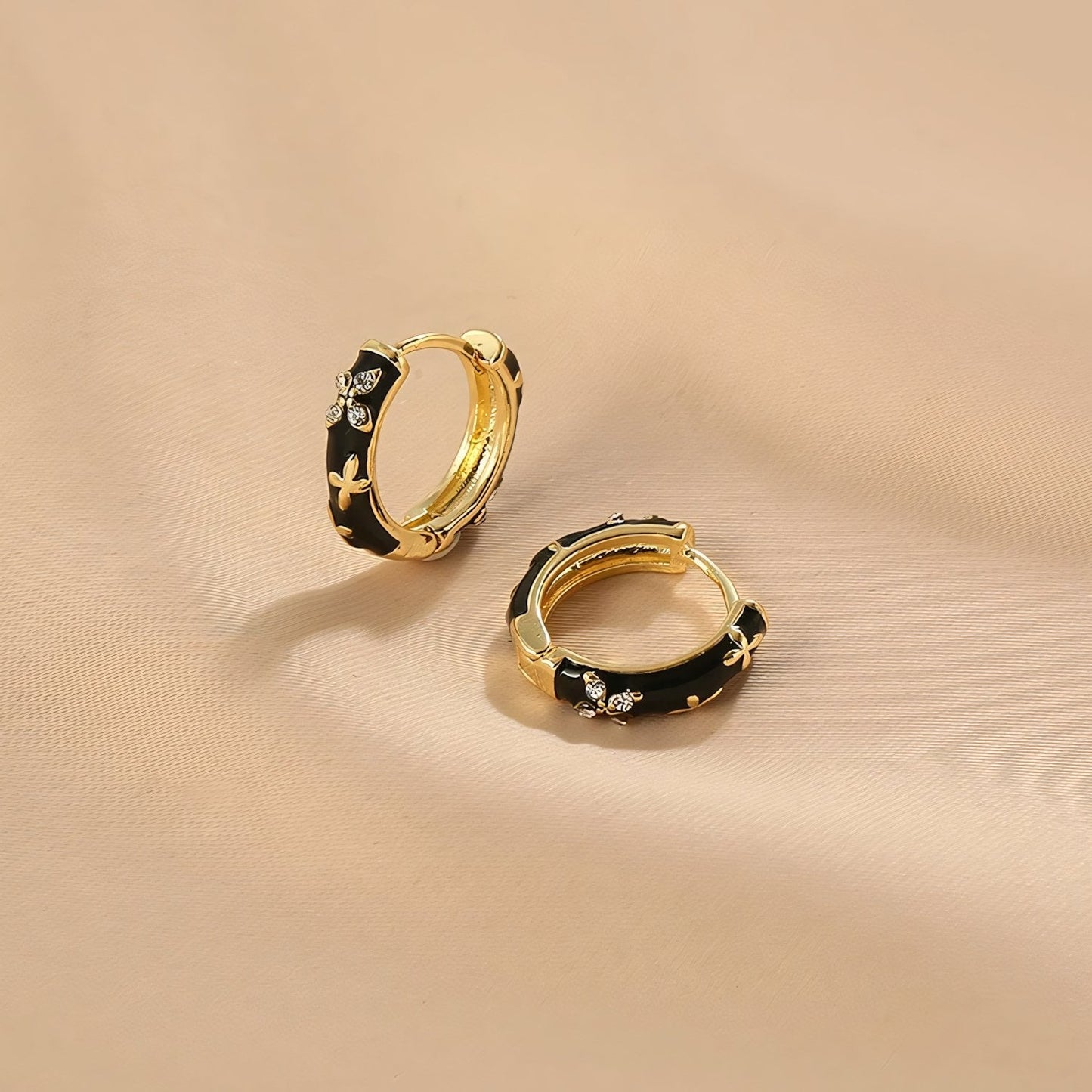 Brehn | Zarte schwarze und goldene blumige Creolen