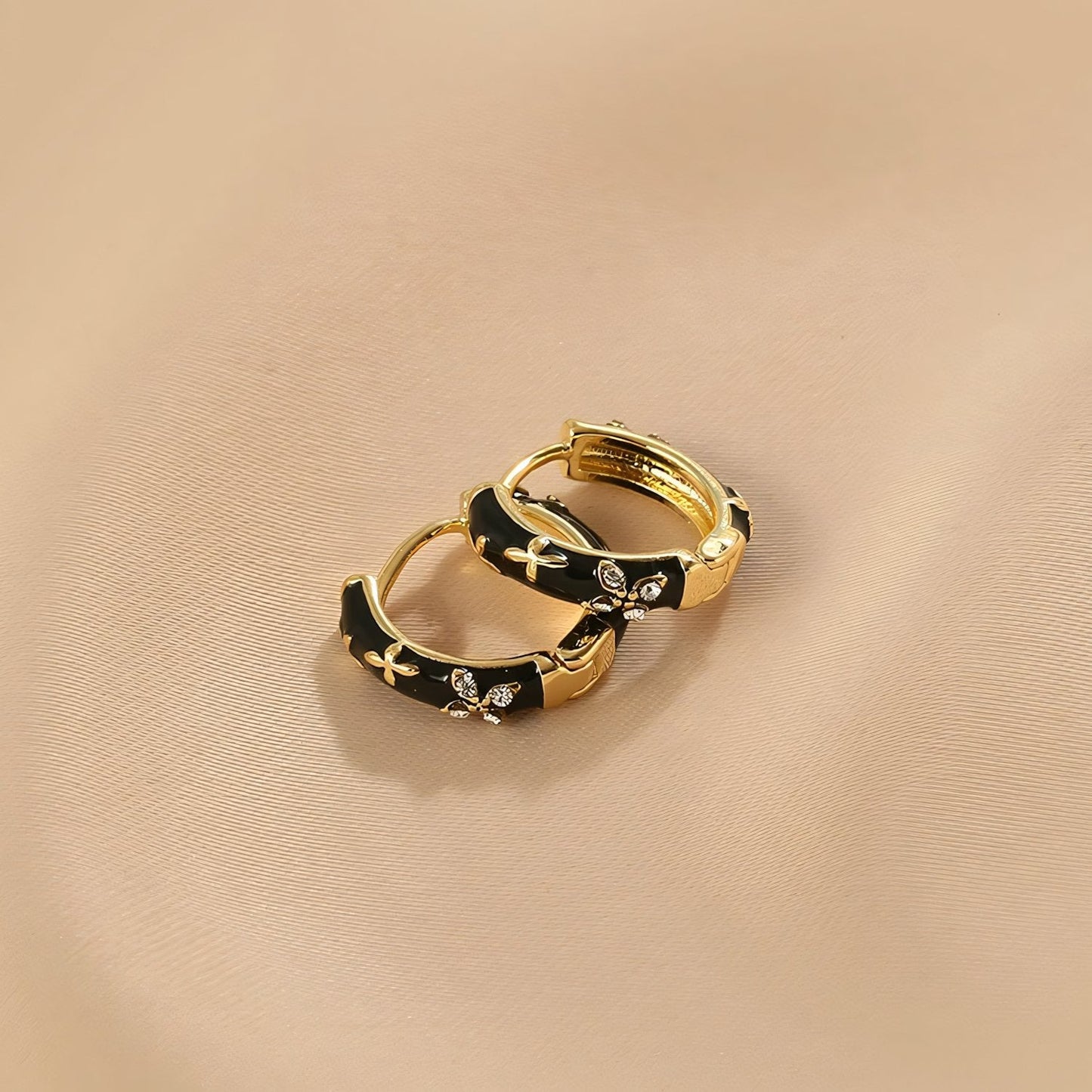 Brehn | Zarte schwarze und goldene blumige Creolen