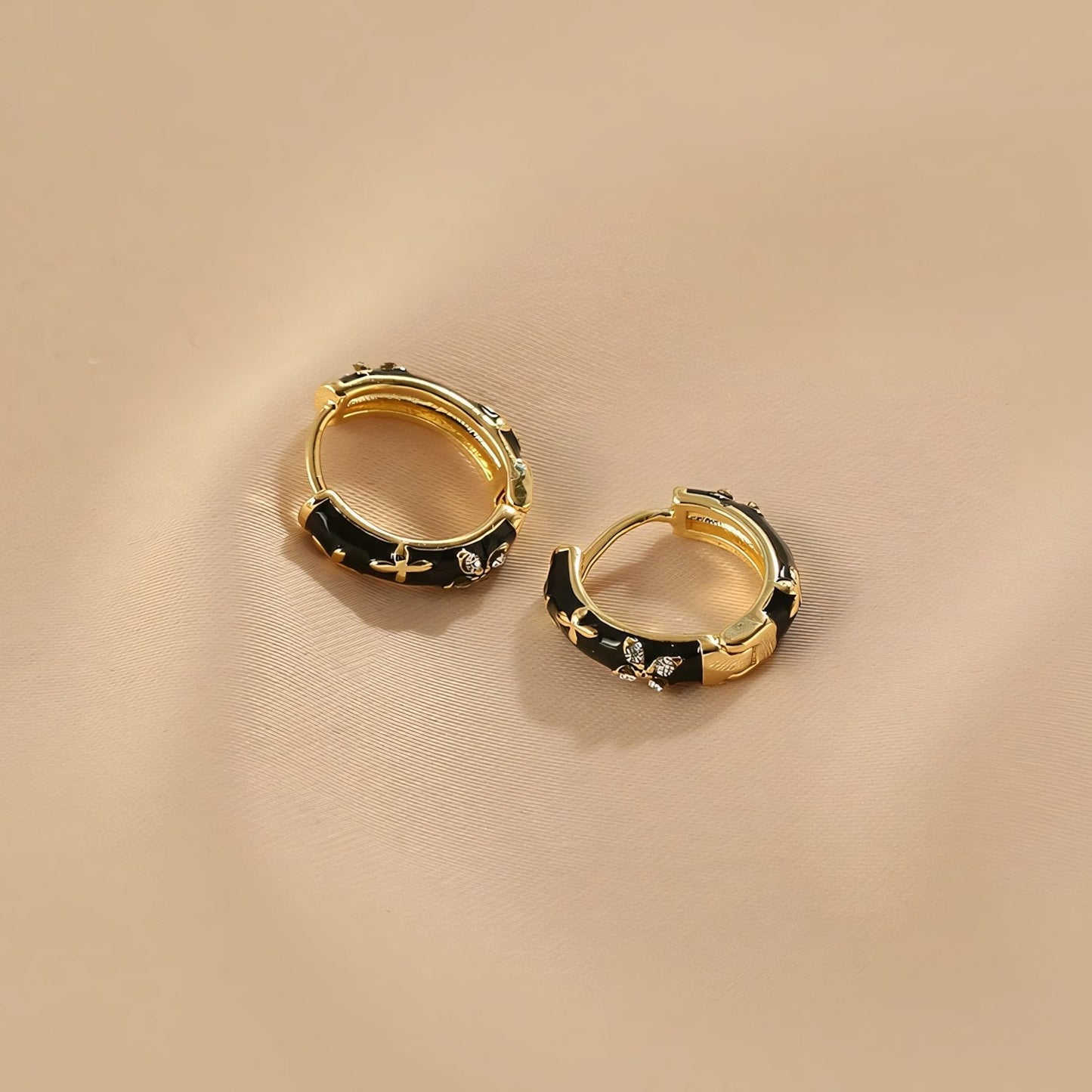 Brehn | Zarte schwarze und goldene blumige Creolen