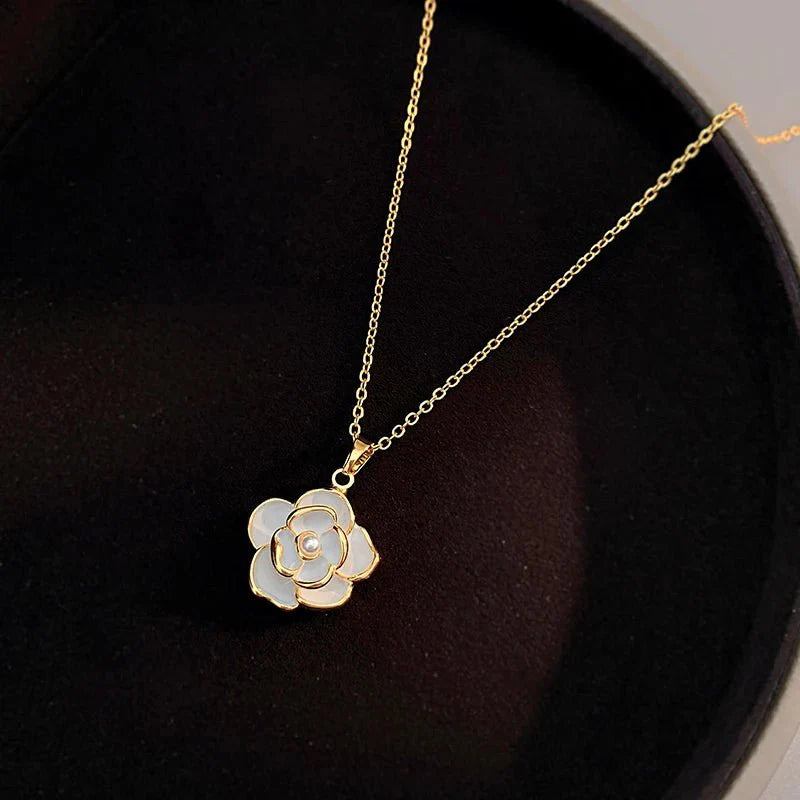 Brehn | Zarte Blanc Camellia Blumen Halskette, Ohrringe, Ring Schmuck