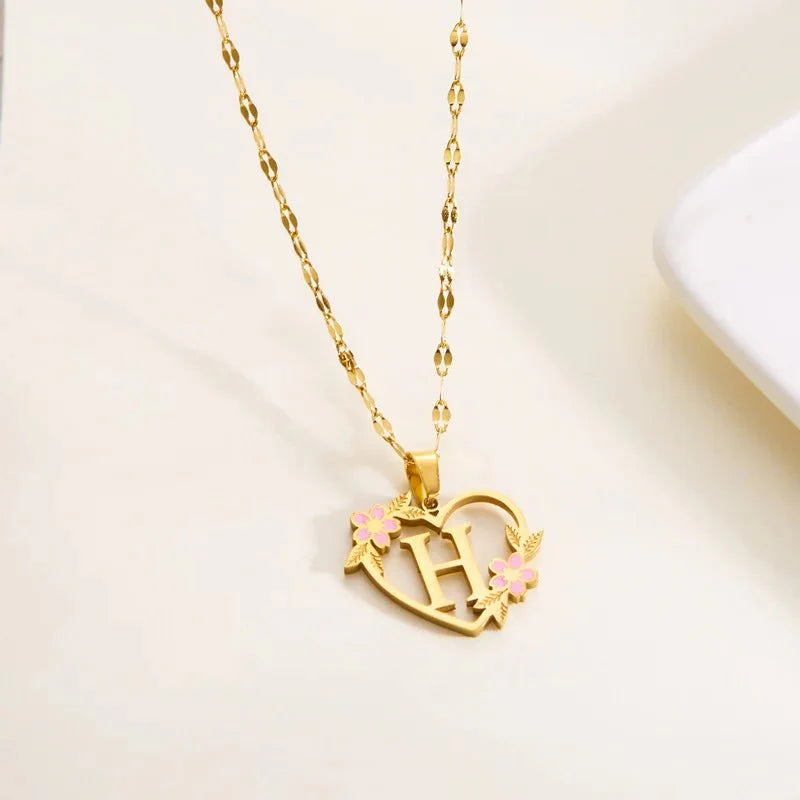 Brehn | Zartes mit Blumen verziertes Herzbuchstaben Anhänger Necklace