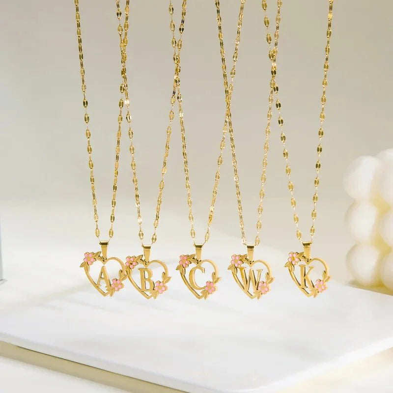 Brehn | Zartes mit Blumen verziertes Herzbuchstaben Anhänger Necklace