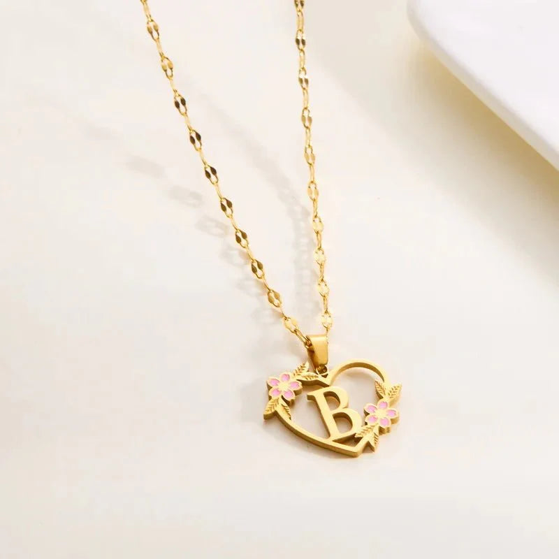 Brehn | Zartes mit Blumen verziertes Herzbuchstaben Anhänger Necklace