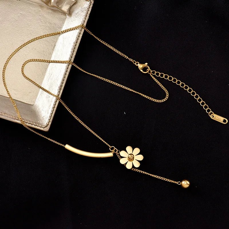 Brehn | Zartes florales Bar Anhängernecklace
