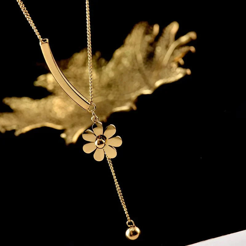 Brehn | Zartes florales Bar Anhängernecklace
