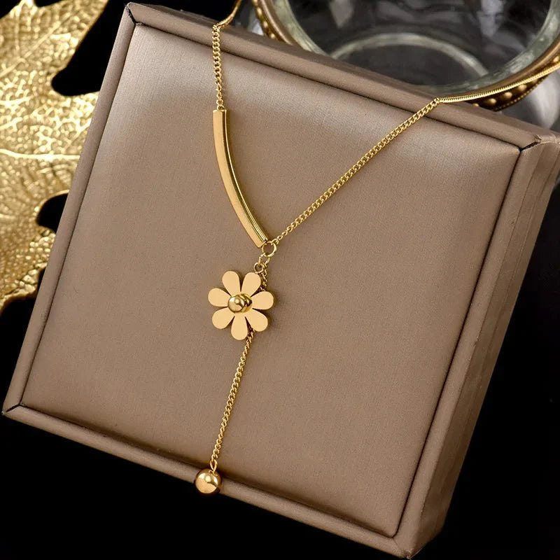 Brehn | Zartes florales Bar Anhängernecklace