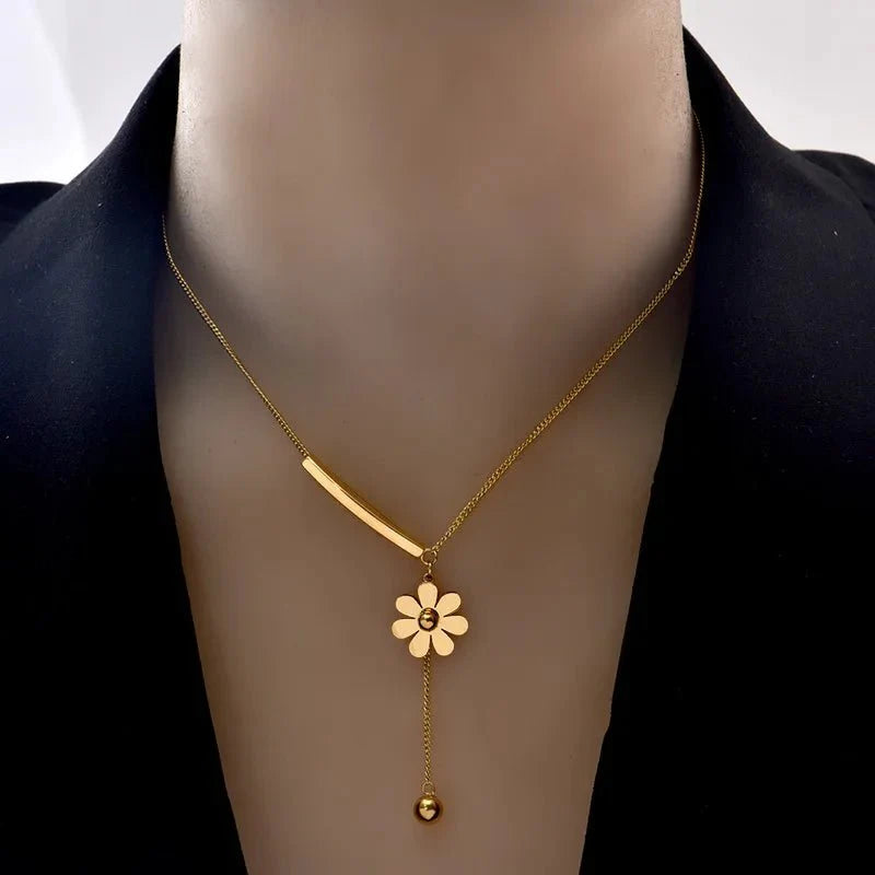 Brehn | Zartes florales Bar Anhängernecklace