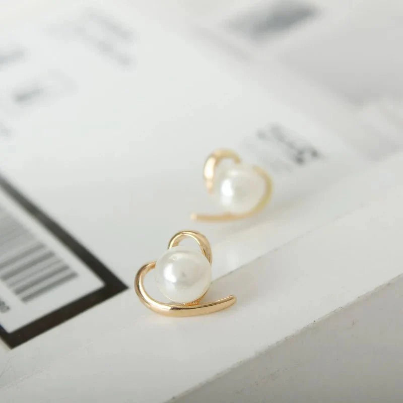 Brehn | Zarte goldakzentuierte Herz-Perlen-Ohrstecker