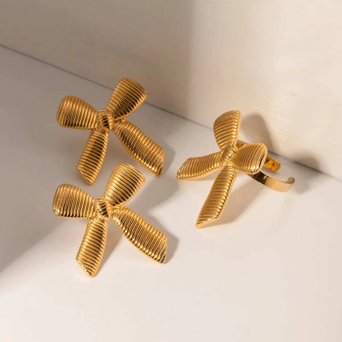 Brehn | Elegant gestreiftes Schleifenring und Ohrringe