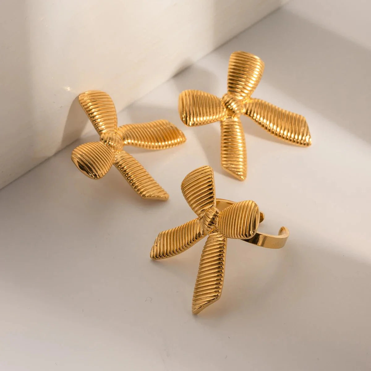 Brehn | Elegant gestreiftes Schleifenring und Ohrringe