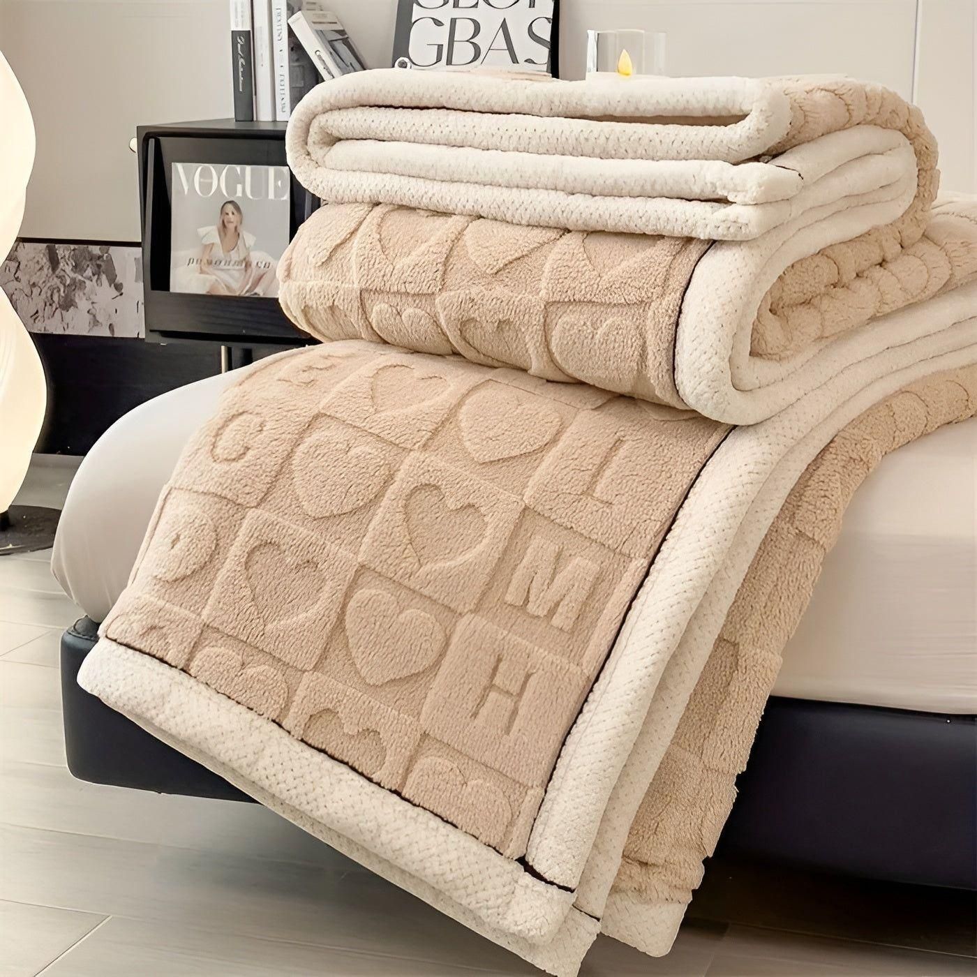 CoralDream Decke - Warme Fleece Winterdecke mit doppelseitigem Herz- und Buchstabendesign | Brehn
