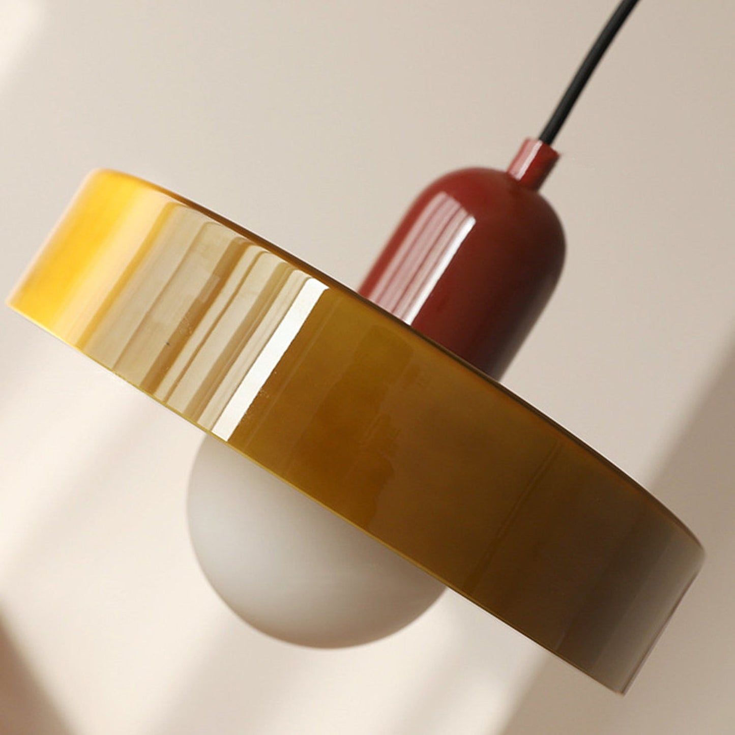 Farbenfrohe Bauhaus-Style Pendelleuchte - StiloGlas | Brehn