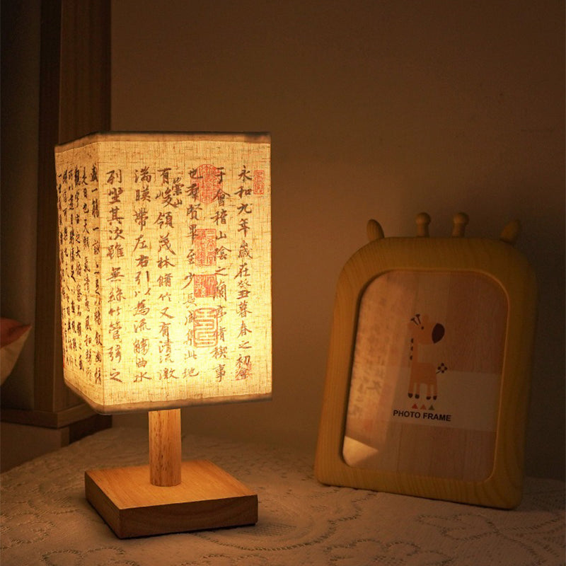 LED Tischlampe im quadratischen Design – Holzbasis mit japanischem Muster | Brehn
