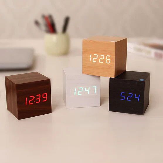 Holzmaserung LED Tischuhr | Brehn