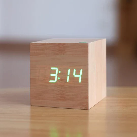 Holzmaserung LED Tischuhr | Brehn