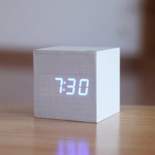 Holzmaserung LED Tischuhr | Brehn