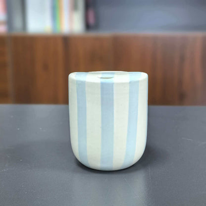 Keramik-Kaffeetasse mit handgemalten Streifen