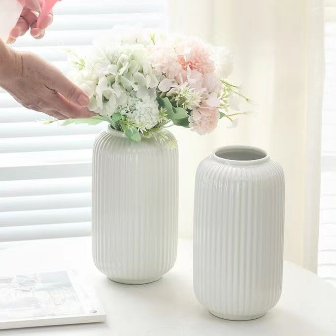 Keramikblumenvase mit Rillen, modern, Weiß