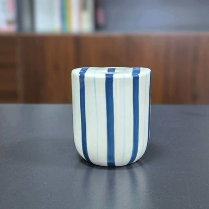 Keramik-Kaffeetasse mit Streifen und Herzmotiv