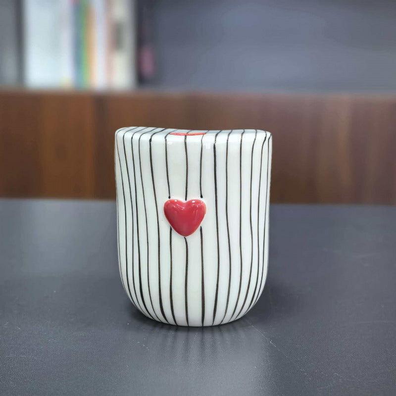 Keramik-Kaffeetasse mit Streifen und Herzmotiv