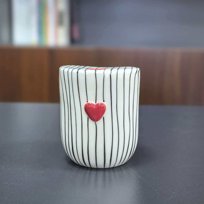Keramik-Kaffeetasse mit Streifen und Herzmotiv