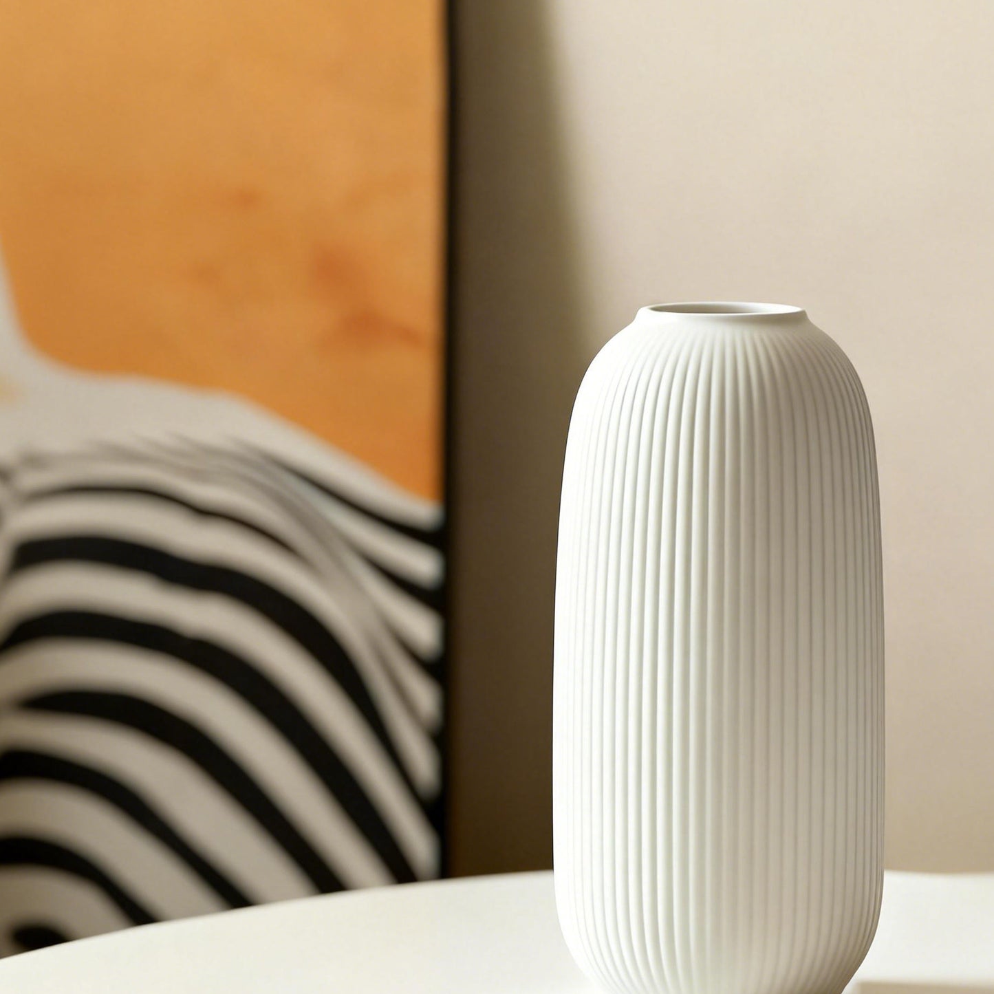 Keramikblumenvase mit Rillen, modern, Weiß