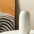 Keramikblumenvase mit Rillen, modern, Weiß