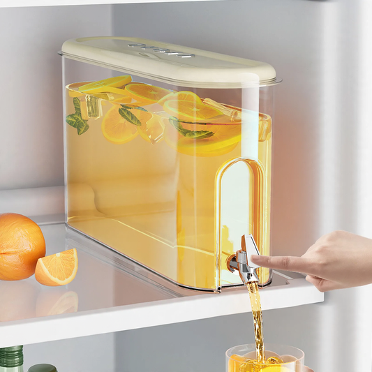Wasserkanne aus Kunststoff mit Hahn