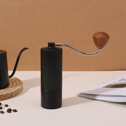 Handkaffeemühle mit CNC-Mahlwerk und Bürste