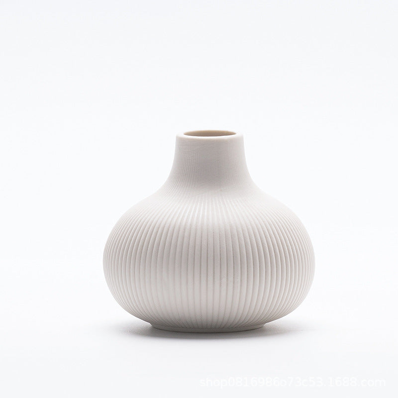 Keramikblumenvase mit Rillen, modern, Weiß