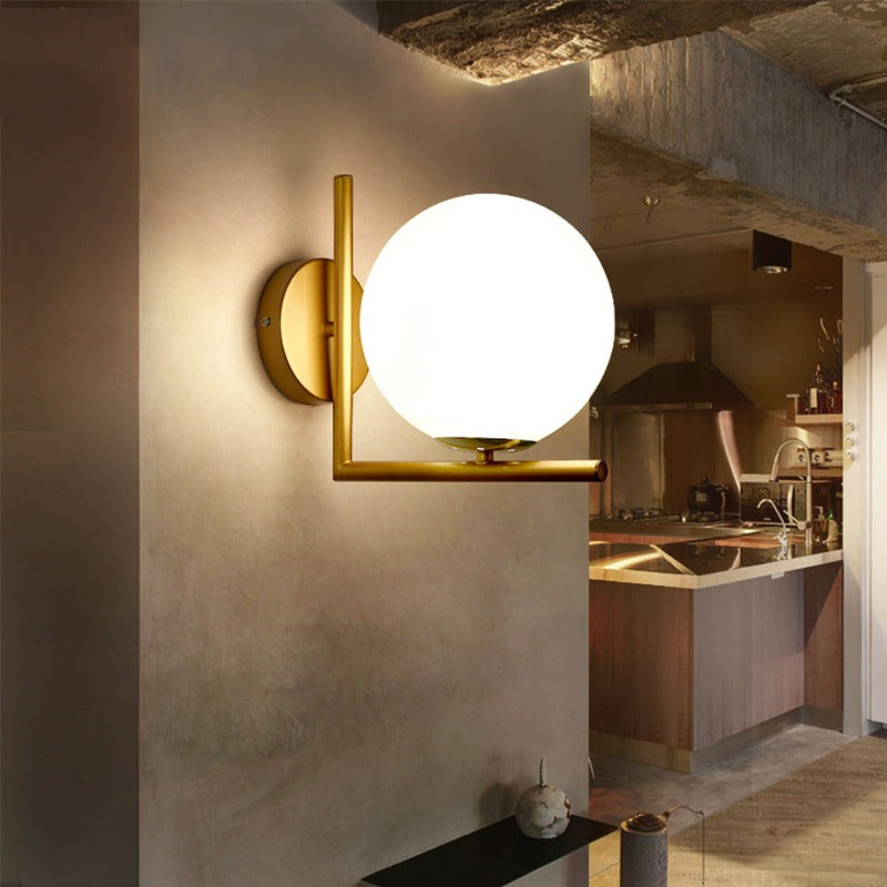 Moderne runde Wandlampe mit Glasglobus – Elegante Wandmontage für Schlafzimmer und Wohnzimmer | Brehn
