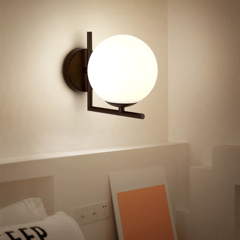 Moderne runde Wandlampe mit Glasglobus – Elegante Wandmontage für Schlafzimmer und Wohnzimmer | Brehn