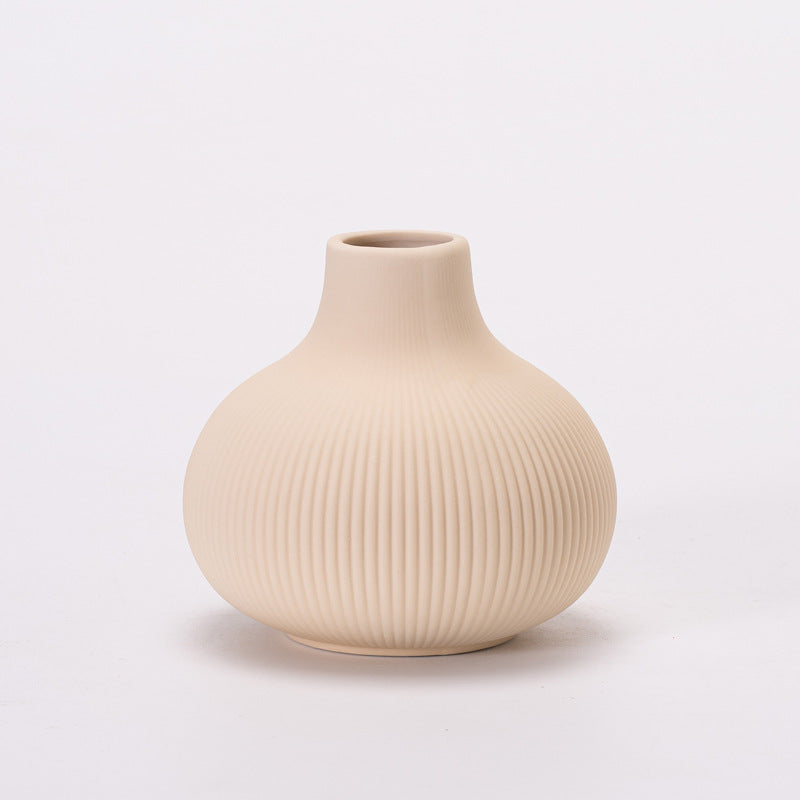 Keramikblumenvase mit Rillen, modern, Weiß