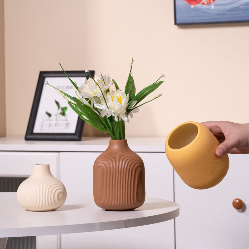 Keramikblumenvase mit Rillen, modern, Weiß