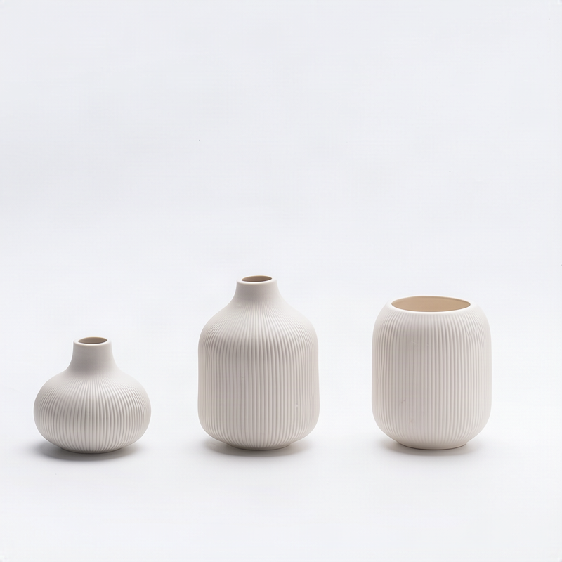 Keramikblumenvase mit Rillen, modern, Weiß