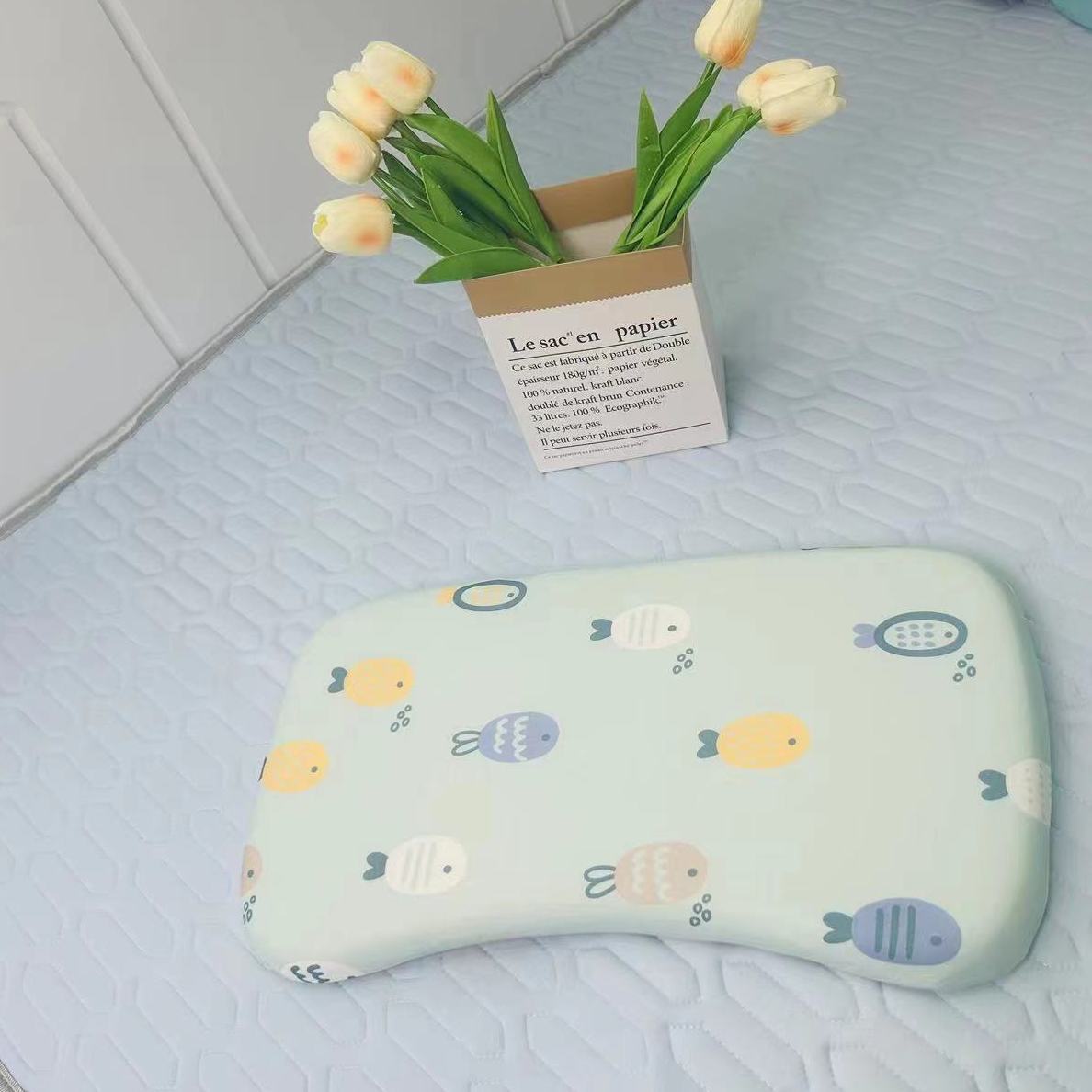 Kinderkissen mit Wellen-Design aus Memory-Foam