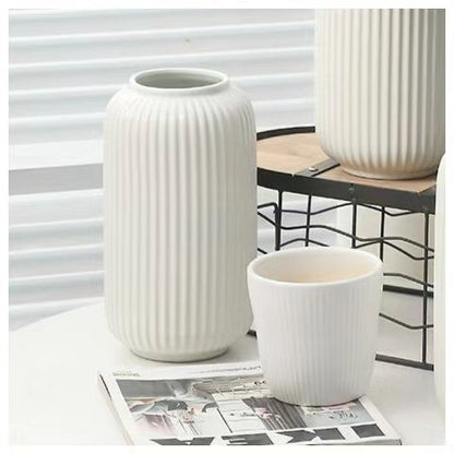 Keramikblumenvase mit Rillen, modern, Weiß