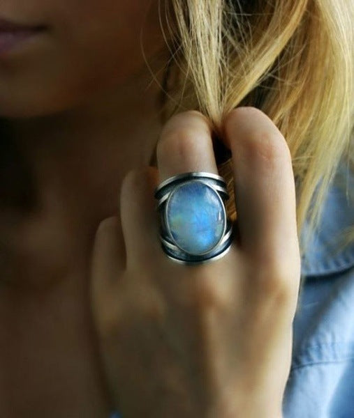 Ring mit Mondstein-Verzierung