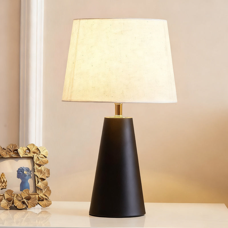 Nachttischlampe mit Steinoptik, nordisch