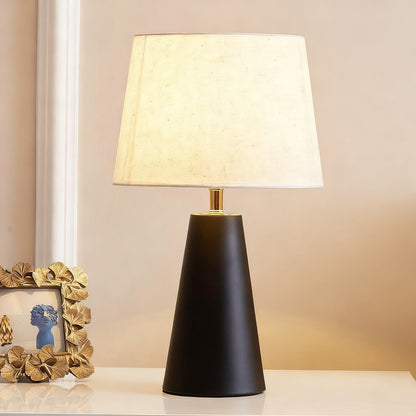 Nachttischlampe mit Steinoptik, nordisch