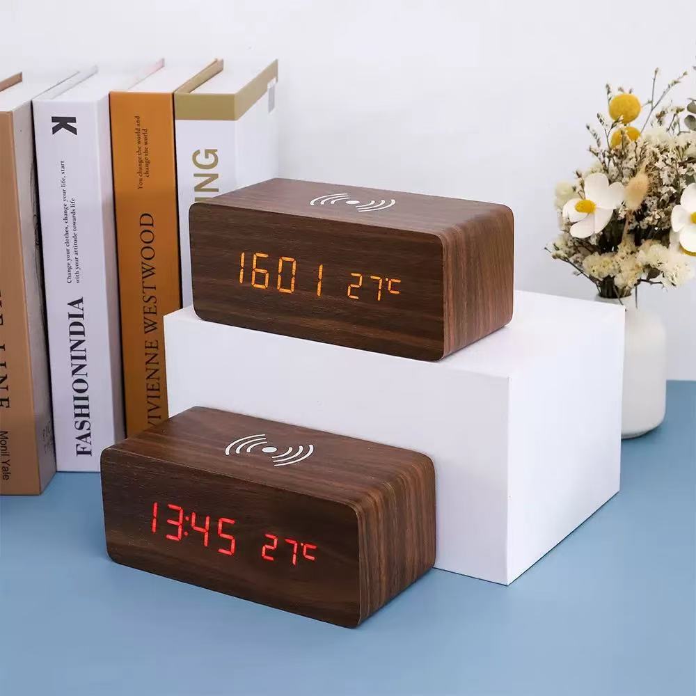 LED-Wecker mit digitaler Anzeige und Holzdesign