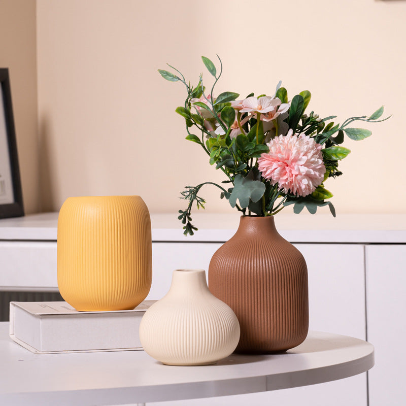 Keramikblumenvase mit Rillen, modern, Weiß