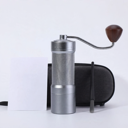 Handkaffeemühle mit CNC-Mahlwerk und Bürste