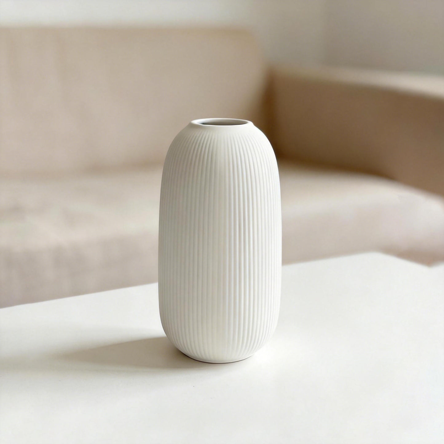 Keramikblumenvase mit Rillen, modern, Weiß