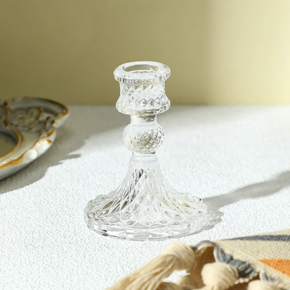 Transparenter Glaskerzenhalter mit Strukturmuster
