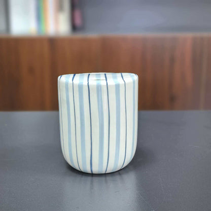 Keramik-Kaffeetasse mit Streifen und Herzmotiv